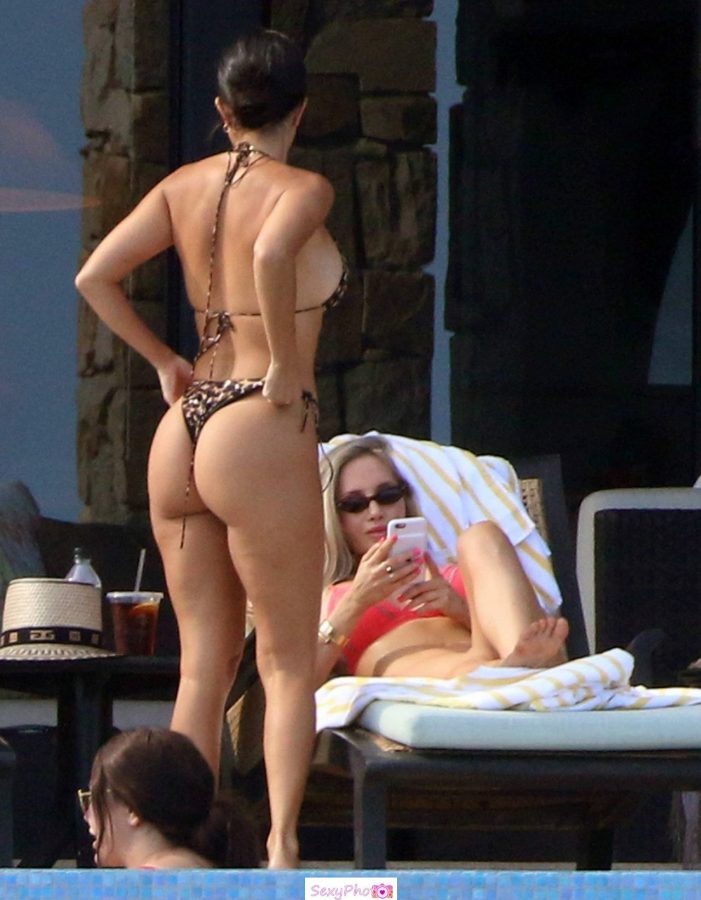 Kourtney Kardashian round ass in bikini