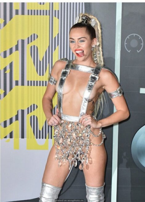 Miley Cyrus hot teen boobs, sexyphotos